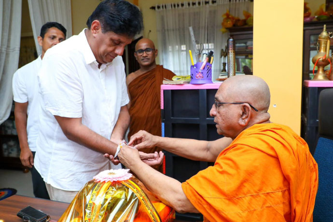 විපක්ෂ නායක සජිත් ප්‍රේමදාස  තිස්සමහාරාමයේ විහාරස්ථාන කිහිපයක නිරීක්ෂණ චාරිකාවක